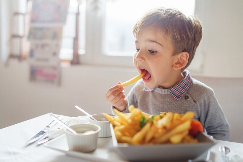Thường xuyên cho trẻ ăn thức ăn mới sẽ giúp trẻ ăn ngon miệng hơn