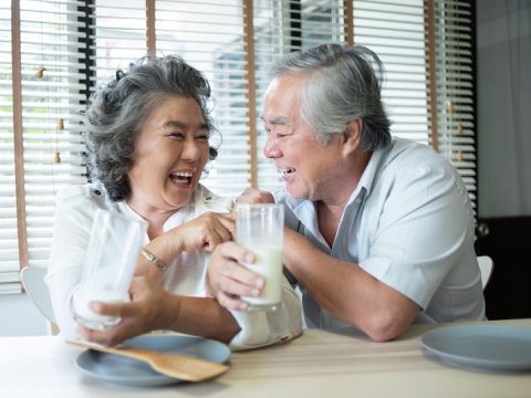 Người lớn tuổi nên uống sữa như thế nào cho phù hợp?