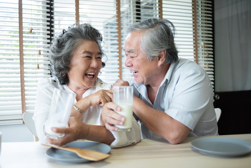 Người lớn tuổi nên uống sữa như thế nào cho phù hợp?