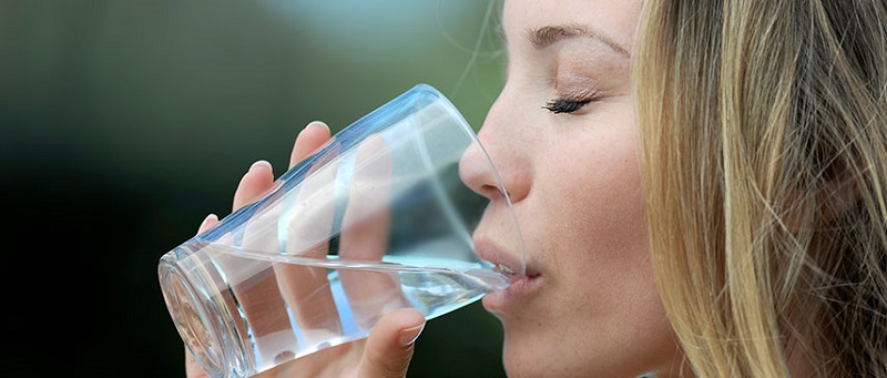 Uống đủ nước giúp ngăn ngừa và điều trị đau đầu
