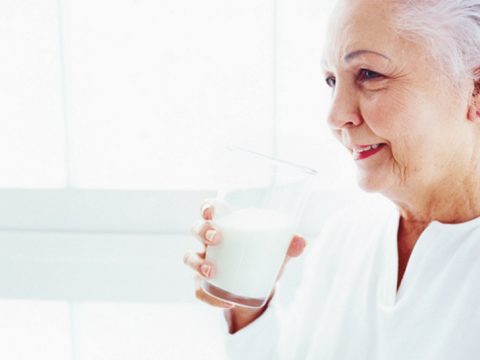 Vai trò và lợi ích của sữa đối với người lớn tuổi
