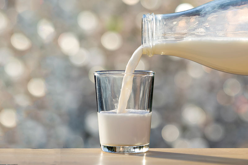 Sữa là thức uống bổ sung rất cần thiết cho người mới ốm dậy