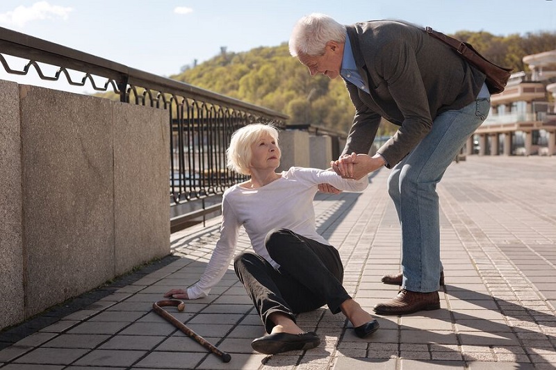 Thiếu dinh dưỡng ở người già sẽ dẫn đến việc dễ gãy xương khi té ngã