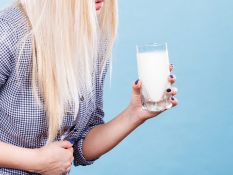 Tại sao khi uống sữa ta lại hay bị đau bụng?