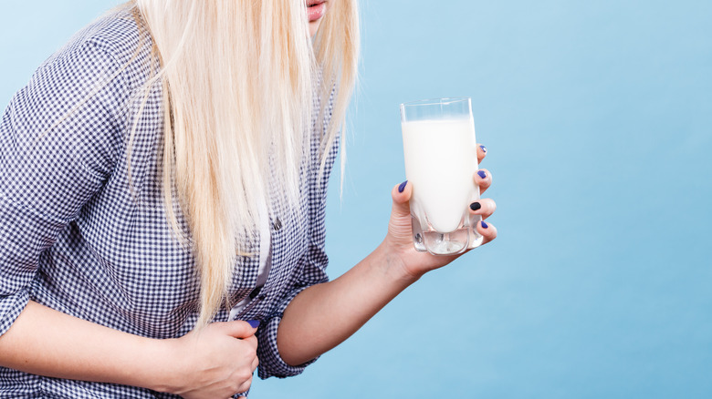 Tại sao khi uống sữa ta lại hay bị đau bụng?