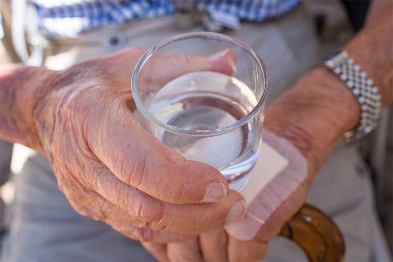 Chức năng cảm giác suy giảm làm người già thường uống ít nước dẫn đến tình trạng thiếu nước ở người già