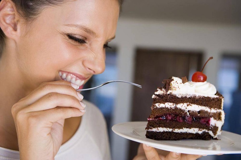 Ăn nhiều đồ ngọt làm tăng lượng đường trong máu gây nguy cơ mắc bệnh tiểu đường