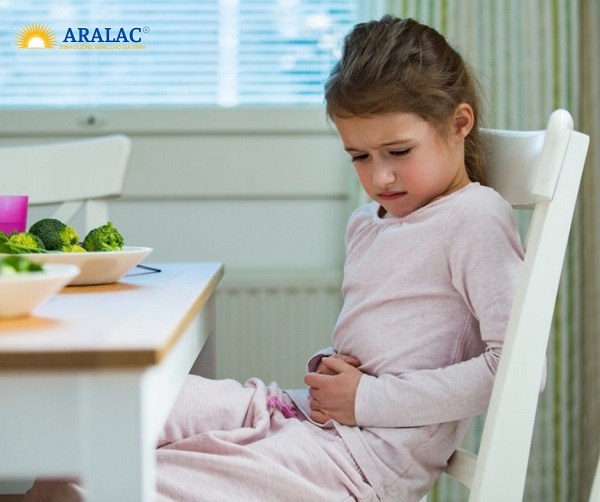 Đau bụng là một trong những triệu chứng ngộ độc thực phẩm