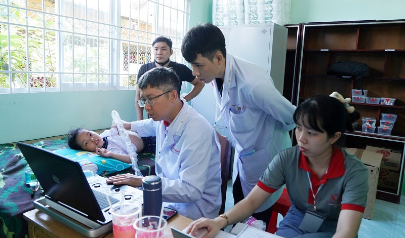BS Nguyễn Mạnh Cường phát hiện bất thường khi đang siêu âm tim cho cháu Lê Thanh Hằng